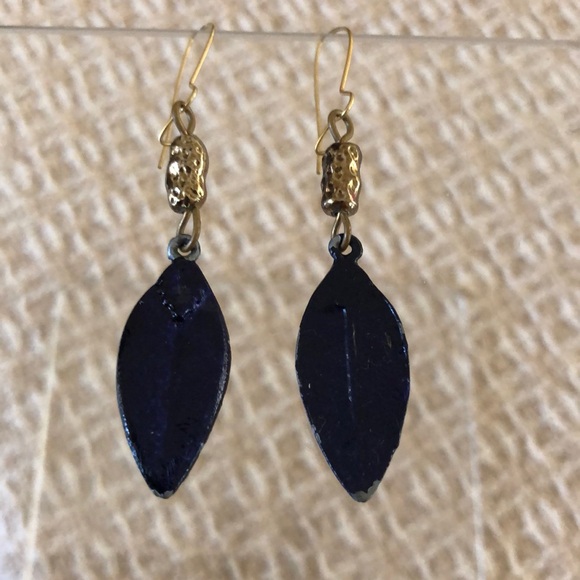 NWOT black closed lock french wire  dimensional leaf earrings - Picture 3 of 12